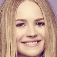 Britt Robertson Nagie