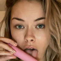 Sophie Strokes Nagie